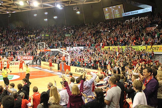 Standing Ovations auf Seiten der Bayern Fans nach dem 107:103 Sieg gegen Bamberg am 15.04.2012 (©Foto:Martin Schmitz)